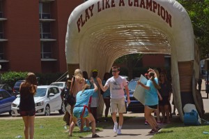 PHOTO BY SHEKINAH RODRIGUEZ An incoming student is greeting by a Camp Crimson group as he arrived at a campus dormitory.